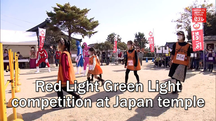 Red Light Green Light competition at Japanese temple