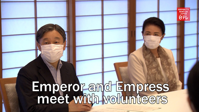 Emperor and Empress meet with volunteers who returned from overseas