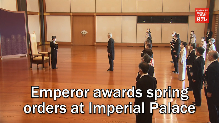 Emperor awards spring orders at Imperial Palace