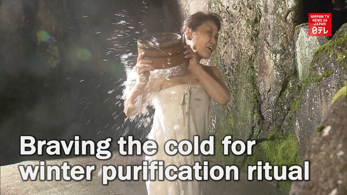 Japanese brave the cold for winter purification ritual