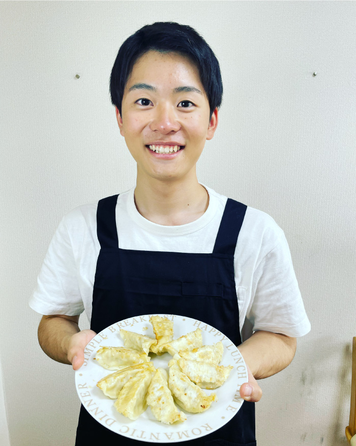 好きな食べ物は餃子です！就職活動の面接前夜には、毎回餃子を食べていました。大葉を入れてみたり、白菜の代わりにキムチを入れてみたりと、様々なアレンジを試みています！