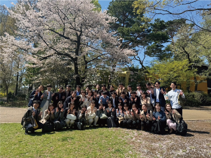 研修の節目となった「三鷹の森ジブリ美術館」と、花びら散る葉桜を背景に同期全員で。