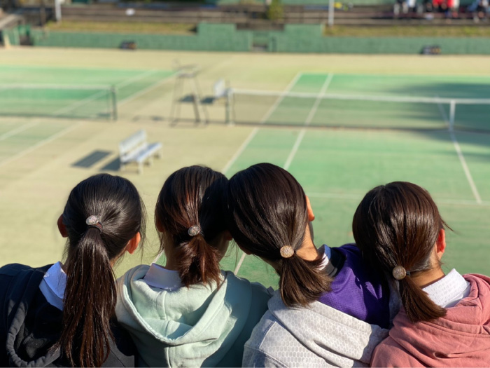 大切な試合の当日。緊張感が高まる中、お揃いのヘアゴムをつけて準備万端です！