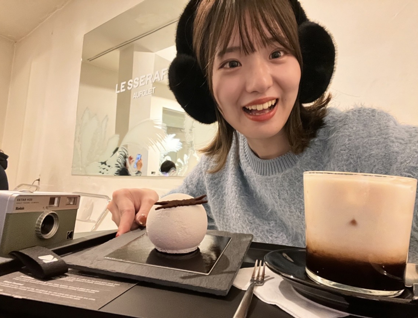 お目当てのひとつでもあった、韓国にしかないコラボカフェに！推しグループのロゴがあしらわれたケーキは、またたく間に胃の中へと消えていきました。