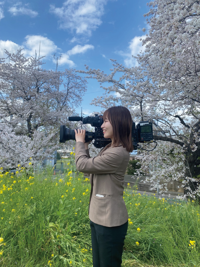 桜の木の下でプロ仕様のカメラを持たせていただきました。こんなに重い機材なのに一瞬の出来事を撮り逃さないカメラマンさんは凄い…と思いました。