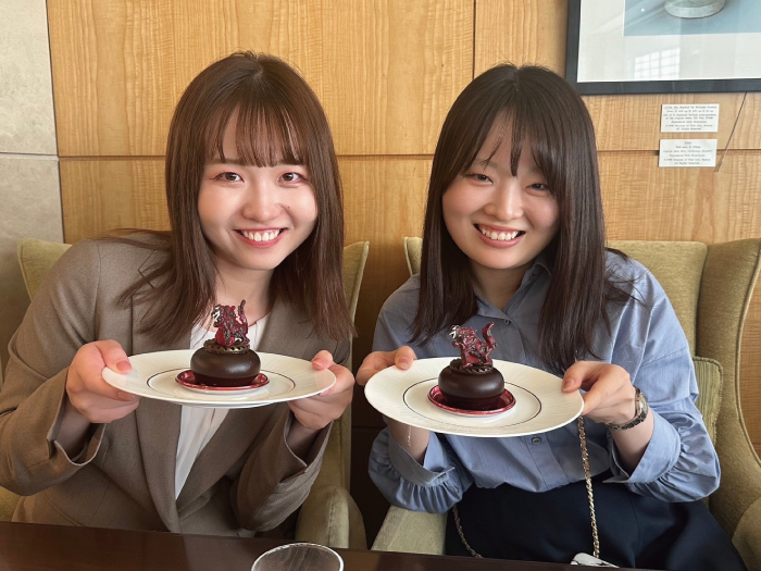 事業局研修で庵野秀明展を見学したのち、ゴジラのケーキを食べました。
                  息抜きに甘いものでも食べながら、就活を乗り切りましょう！