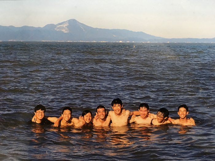 高校では、ワンダーフォーゲル部に所属。琵琶湖を徒歩で一周！渋谷から富士山頂まで徒歩で登りきりました！